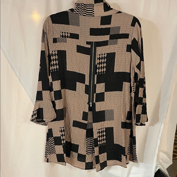 Pretty Woman Geometric Print Button-Front Top in Black and Tan - Picture 6 of 7